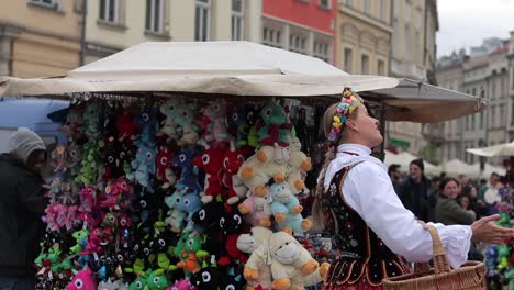 Mädchen-In-Einem-Polnischen-Kostüm-Absolviert-Einen-Marktstand