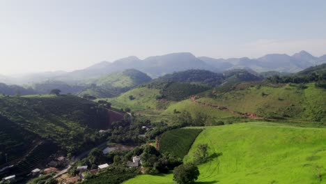 Montañas-Y-Valle-Con-Plantaciones-De-Café-En-Brasil,