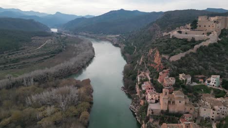 Historische-Stadt-Miravet-Mit-Mittelalterlicher-Burg-Und-Dem-Fluss-Ebro,-Der-Durch-Die-üppige-Spanische-Landschaft-Fließt