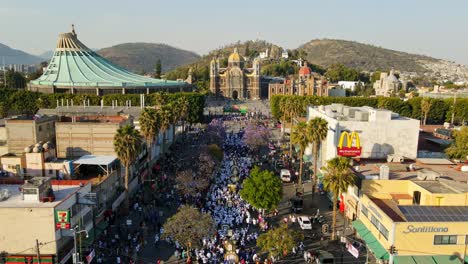 Vista-Aérea-Del-Establecimiento-De-La-Basílica-De-Guadalupe-Y-El-Templo-Expiatorio-De-Cristo-Rey,-Ciudad-De-México,-Peregrinación-En-Un-Día-Soleado