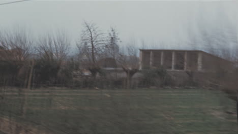 Blick-Auf-Die-Landschaft-Auf-Dem-Land-Aus-Einem-Zugfenster-Auf-Einem-Roadtrip