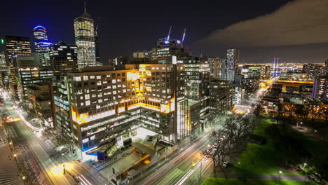 Panorama-Zeitraffer-Des-Stadtverkehrs-Bei-Nacht-Mit-Blick-Auf-Newquay-In-Melbourne,-Australien
