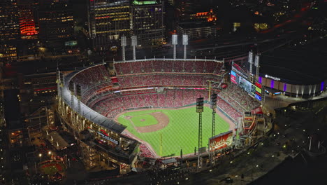 Cincinnati-Ohio-Vista-Aérea-V29-Vista-Aérea-Sobrevolando-El-Gran-Parque-De-Pelota-Americano-Capturando-A-Los-Fanáticos-Sentados-En-Las-Gradas-Mientras-Se-Juega-El-Juego-De-Béisbol-Por-La-Noche---Filmado-Con-Inspire-3-8k---Septiembre-De-2023