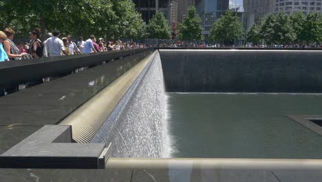 Fuente-Conmemorativa-De-Las-Torres-Gemelas-De-Nueva-York-Agua-Sobre-La-Pared-LT