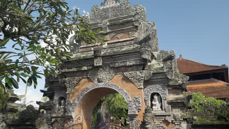 Entrada-A-Las-Puertas-Angkul-Del-Palacio-De-Ubud,-Oficialmente-Puri-Saren-Agung,-Bali,-Indonesia---Incline-Los-Detalles-Arquitectónicos