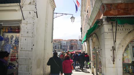 Tourists-walking-through-city-center-of-Venice,-Italy