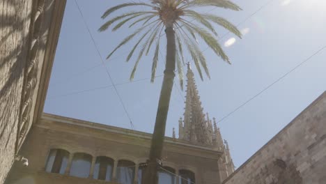 Toma-De-ángulo-Bajo-De-Una-Iglesia-En-Barcelona,-España.