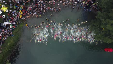 Un-Triatlón-En-Dornbirn,-Austria,-Comienza-En-Esta-Toma-Aérea-Con-Drones.