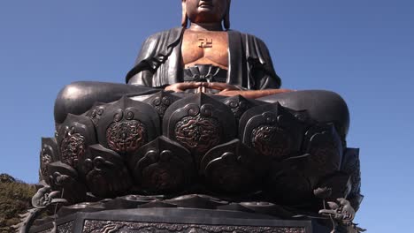 Giant-bronze-buddha-statue-sitting-on-top-of-Fansipan,-the-highest-mountain-in-Indochina-located-in-Sapa,-Vietnam