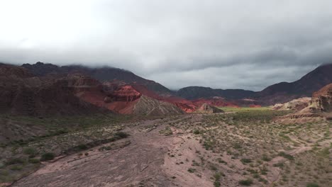 Route-68,-Quebrada-De-Las-Conchas-In-Salta,-Argentinien-Mit-Markanten-Roten-Felsformationen,-Luftaufnahme