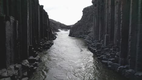 Toma-Aérea-De-Las-Columnas-De-Basalto-Del-Cañón-Studlagil-En-El-Este-De-Islandia