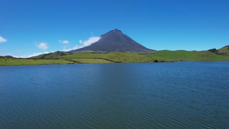 Grüne-Und-Vulkanische-Landschaft-Der-Insel-Pico-Auf-Den-Azoren