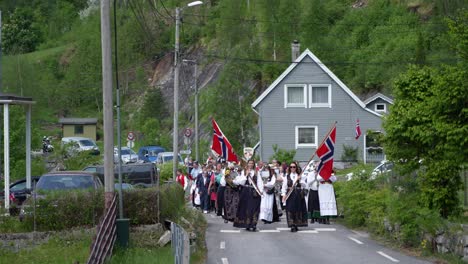 Reihe-Von-Menschen-Marschieren-Mit-Fahnen-Am-Norwegischen-Verfassungstag