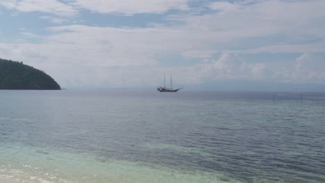 Ein-Wunderschönes-Segelboot-Liegt-Vor-Der-Insel-Kri-In-Raja-Ampat,-Indonesien-Vor-Anker.