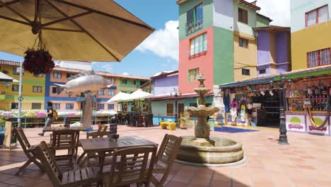 Pan-shot-of-famous-colorful-square-in-Guatapé-downtown,-Colombia