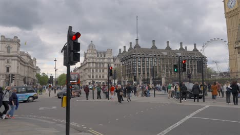 Slow-motion-pan-of-people-walking-around-London,-UK