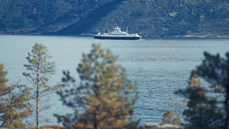 El-Ferry-De-Pasajeros-Bognes-lodingen-Cruza-El-Fiordo.