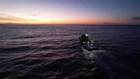 Barco-de-pesca-de-atum-a-nazegar-ao-largo-dos-açores,-pesca-salto-e-vara-no-nascer-do-sol