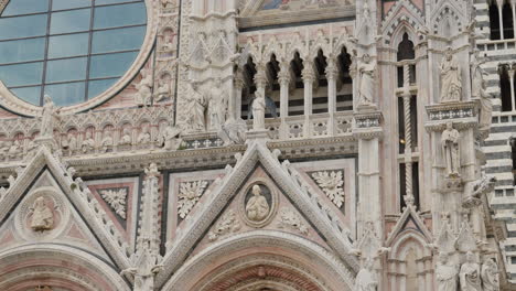 Fassade-Der-Kathedrale-Von-Siena-Mit-Komplizierten-Gotischen-Skulpturen-In-Italien