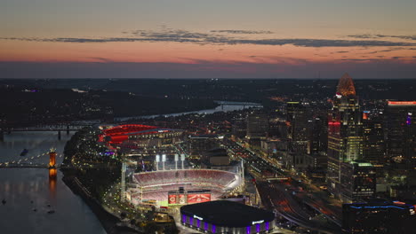 Cincinnati-Ohio-Drone-Aéreo-V24-Sobrevolando-El-Río-Capturando-El-Vibrante-Paisaje-Urbano-Del-Centro-Con-El-Gran-Parque-De-Pelota-Americano-Con-Un-Hermoso-Cielo-Al-Atardecer---Filmado-Con-Inspire-3-8k---Septiembre-De-2023