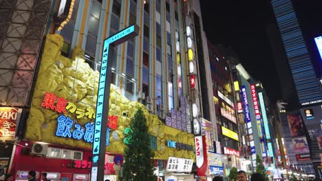 Nightlife-area-of-Tokyo-at-night,-slowly-panning-to-reveal-the-evening