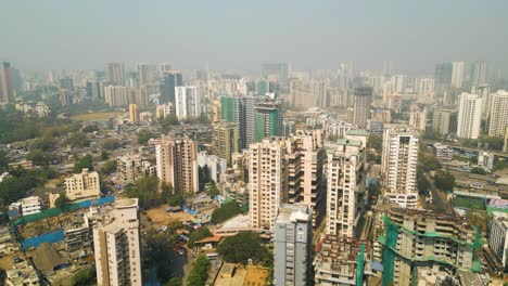 Gebäude-Der-Stadt-Mumbai,-Drohnen-FPV-Aufnahme,-Indische-Architektur,-Wohngebiet-Mumbai