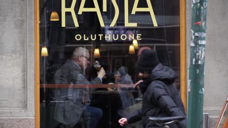 Aufnahmen-Von-Zwei-Herren,-Die-In-Einem-Pub-In-Der-Innenstadt-Von-Helsinki-Bier-Trinken