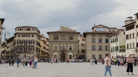Plaza-Histórica-Llena-De-Turistas-En-Florencia