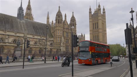 Gente-Caminando-Fuera-Del-Palacio-De-Westminster,-Ralentizada-A-La-Mitad-De-Velocidad.