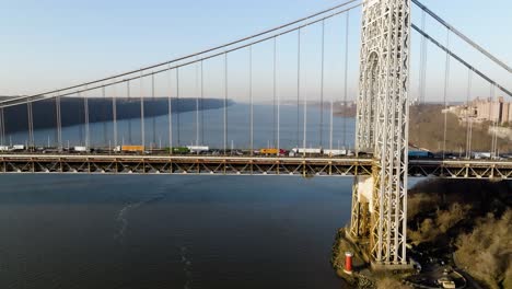 Vista-Aérea-Lejos-Del-Puente-George-Washington,-Hora-Dorada-En-Nueva-York,-EE.UU.---Retroceso,-Disparo-De-Drone