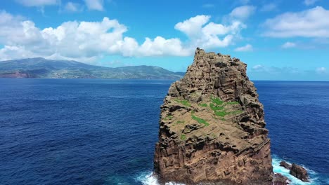 Ishéus-Da-Madalena-En-La-Isla-Pico-Con-Faial-Al-Fondo