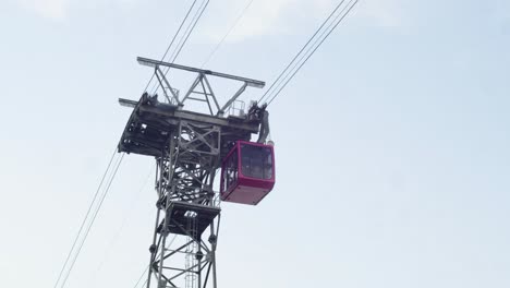 Teleférico-Que-Transporta-Personas-De-Una-Estación-A-Otra-Estación