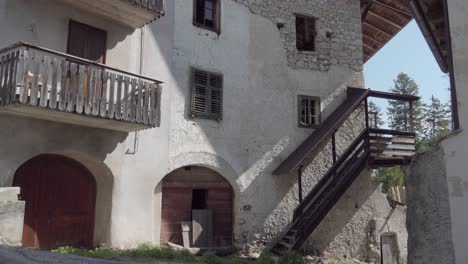 Ein-Altes,-Rustikales-Bauernhaus-Aus-Steinen-Gebaut-Im-Dorf-Entiklar---Niclara,-Südtirol,-Italien