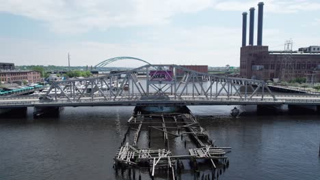 Vista-Aérea-Hacia-Atrás-Del-Puente-De-Point-Street-En-Providence-Ri