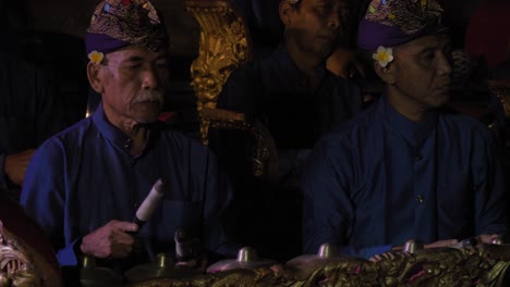 Músicos-Tocando-El-Instrumento-Tradicional-Gamelán-En-La-Isla-De-Bali,-Indonesia.