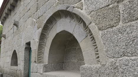 Arco-Antiguo-Fuera-De-La-Fortaleza-Medieval-De-Guimaraes-En-Portugal