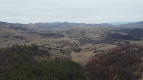 Schlammvulkane-Umgeben-Von-Trockenem-Land-Inmitten-Von-Rissen-Und-Tektonischen-Spalten