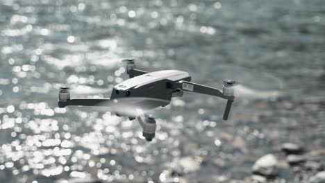 Eine-Drohne,-Die-An-Einem-Sonnigen-Tag-über-Dem-Wasser-Fliegt---Nahaufnahme