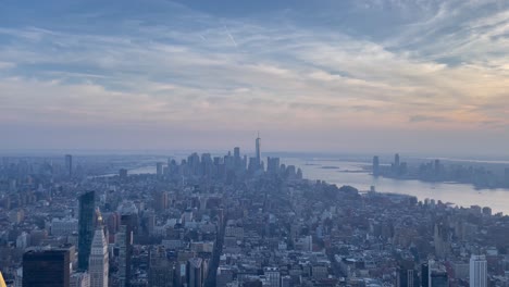 Hermosa-Puesta-De-Sol-Nublada-En-La-Ciudad-De-Nueva-York-Con-Una-Vista-Del-Horizonte-De-Manhattan-Y-El-Río-Hudson-Al-Fondo