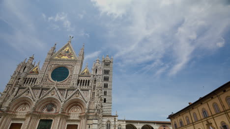 Majestätische-Kathedrale-Von-Siena-Vor-Einem-Klaren-Blauen-Himmel