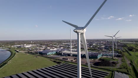 Centro-De-Turbinas-Eólicas-Y-Paneles-Solares-De-Energía-Limpia-En-Los-Países-Bajos.