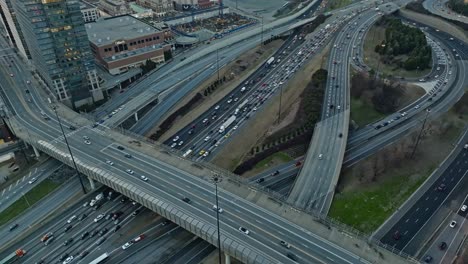 Vista-Anterior-De-Carreteras-Y-Pasos-Elevados-En-El-Centro-De-Atlanta,-Georgia,-Estados-Unidos