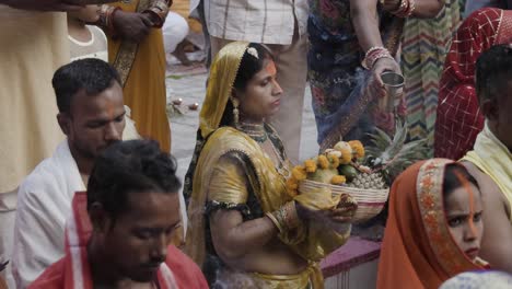 Indische-Frauen-Verehren-Den-Heiligen-Sonnengott-Des-Hinduismus-Beim-Chhath-Fest-Aus-Einer-Einzigartigen-Perspektive.-Das-Video-Wurde-Am-20.-November-2023-In-Jodhpur,-Rajasthan,-Indien,-Aufgenommen