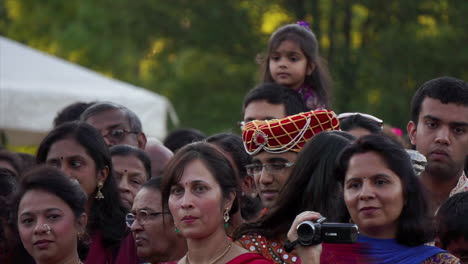 Zuschauer-Beobachten-Eine-Tanzvorführung-Bei-Einem-Hindu-Festival