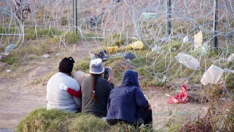 Hoffnungsvolle-Gesichter:-Frauen-Und-Kinder-Warten-An-Der-US-Grenze