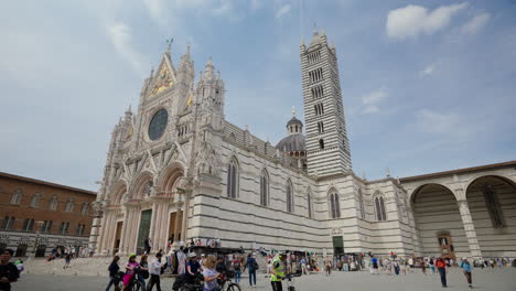 Pintoresca-Catedral-De-Siena-Con-Multitud-Bulliciosa-En-Un-Día-Soleado
