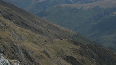 View-of-Brewster-Hut-and-surrounding-mountains-from-the-Brewster-Track-in-Mount-Aspiring-National-Park,-New-Zealand