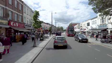 POV-Fahrt-Entlang-Des-Broadway-In-Southall-An-Einem-Sonnigen-Tag-Im-Mai-2022