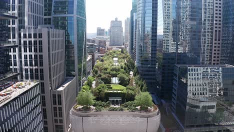 Wide-reverse-pullback-aerial-shot-of-Salesforce-Park-on-the-roof-of-the-Transbay-Transit-Center-in-downtown-San-Francisco,-California