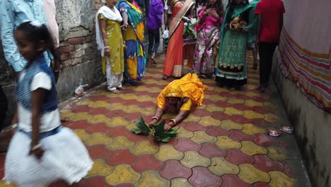 Aufnahme-Einer-Frau,-Die-In-Einem-Tempel-In-Kalkutta-Vor-Den-Augen-Der-Bevölkerung-Das-Ritual-Der-Chatt-Puja-Durchführt